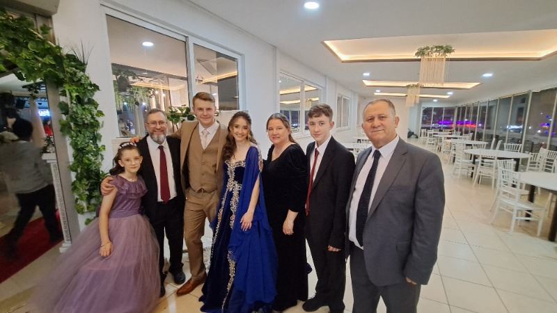     Rahip kızına Türk geleneklerine göre düğün yaptı