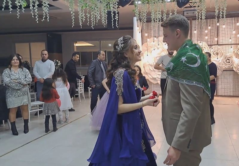     Rahip kızına Türk geleneklerine göre düğün yaptı