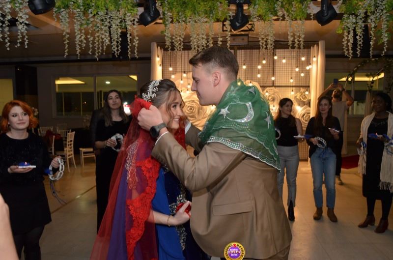     Rahip kızına Türk geleneklerine göre düğün yaptı