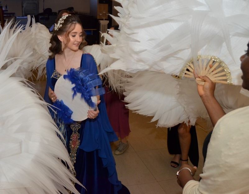     Rahip kızına Türk geleneklerine göre düğün yaptı