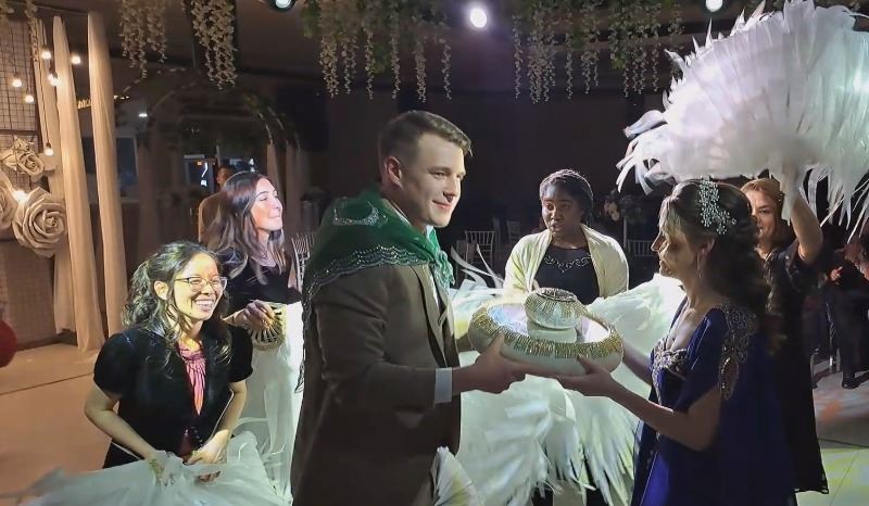     Rahip kızına Türk geleneklerine göre düğün yaptı