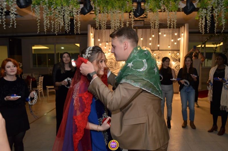     Rahip kızına Türk geleneklerine göre düğün yaptı