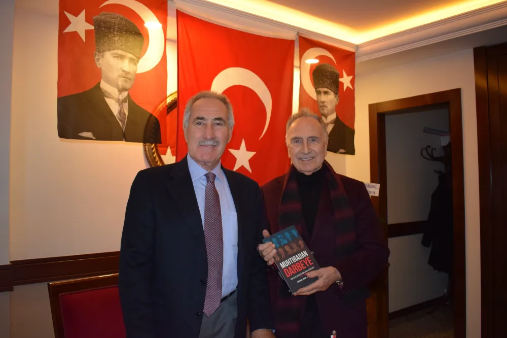 Ertuğrul Günay Bir Hürriyet Hikâyesi isimli kitabını imzaladı