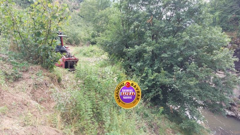 Tarım aracı göle yuvarlandı