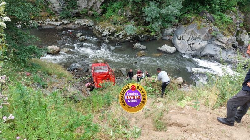 Tarım aracı göle yuvarlandı