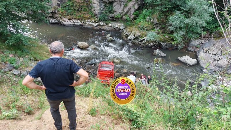 Tarım aracı göle yuvarlandı