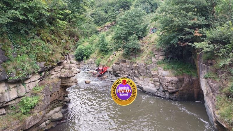 Tarım aracı göle yuvarlandı