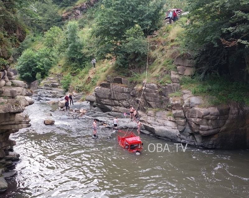 Tarım aracı göle yuvarlandı