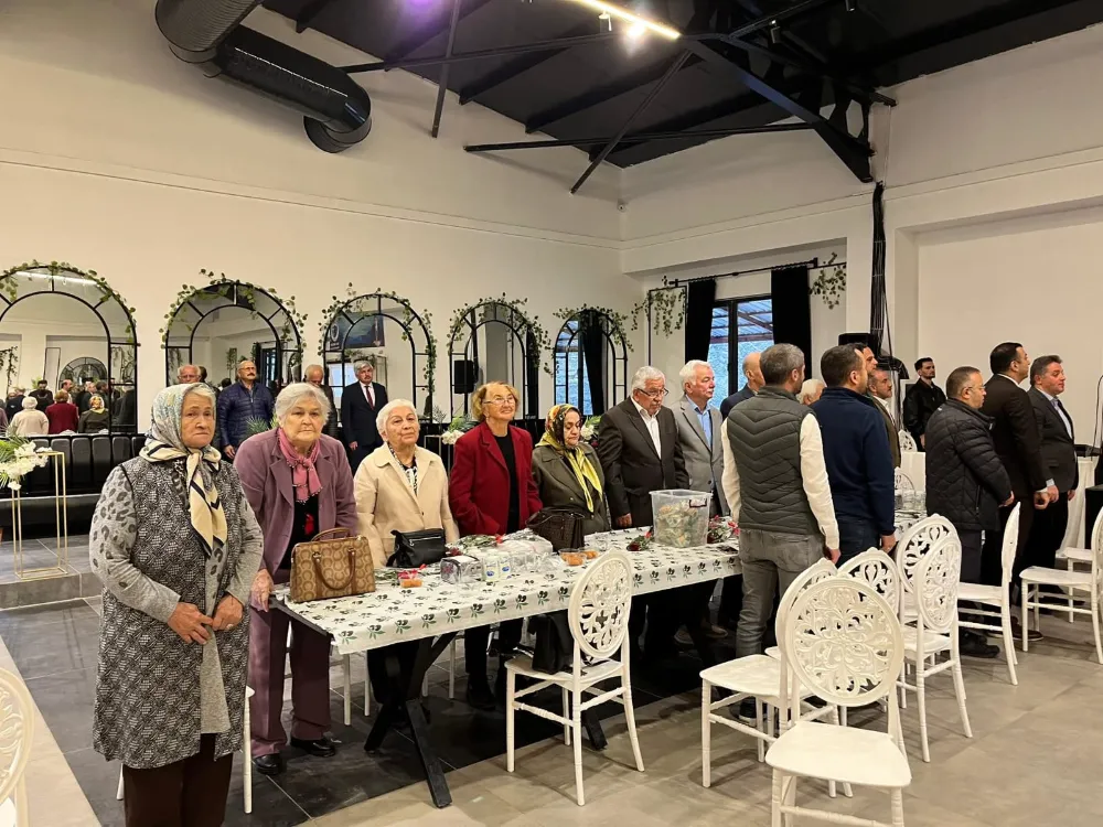 Öğretmenler Günü’nde emekli öğretmenler salonu terk etti