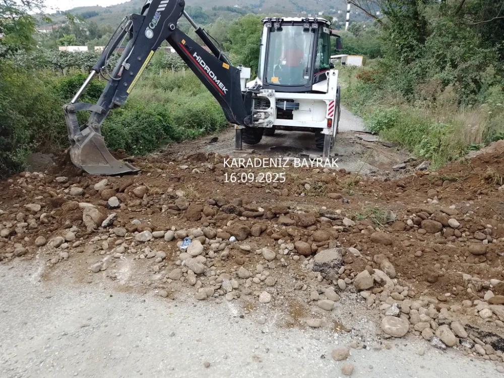 Kapatılan Mahalle yolu belediye ekiplerince açıldı