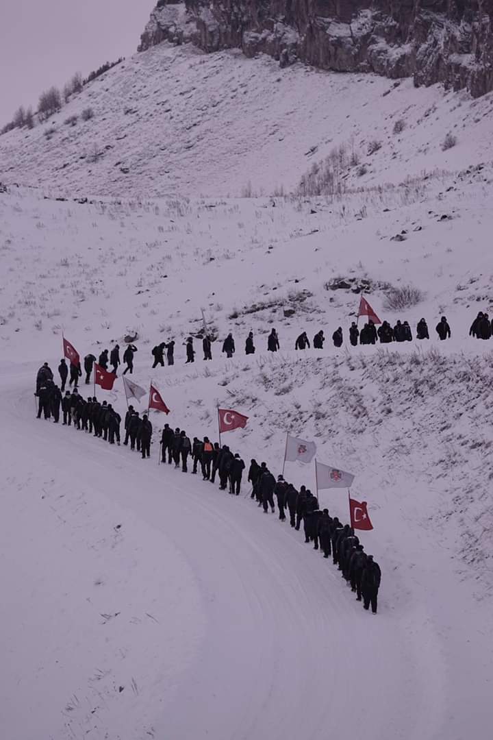 ŞEHİTLER İÇİN KARLI DAĞLARI AŞTILAR