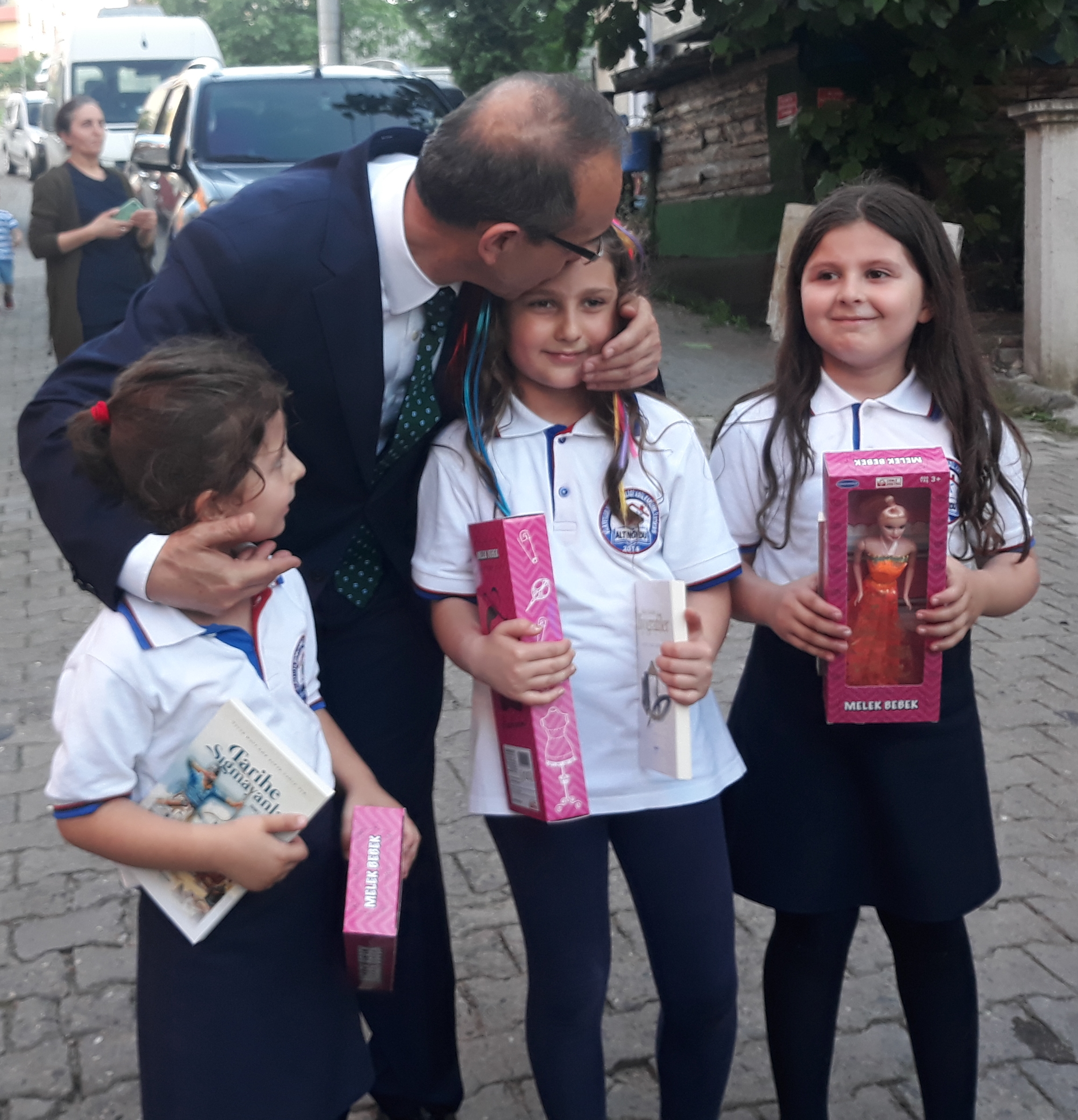 VALİ, ÇOCUKLARIN GÖNÜLLERİ FETHEDİYOR