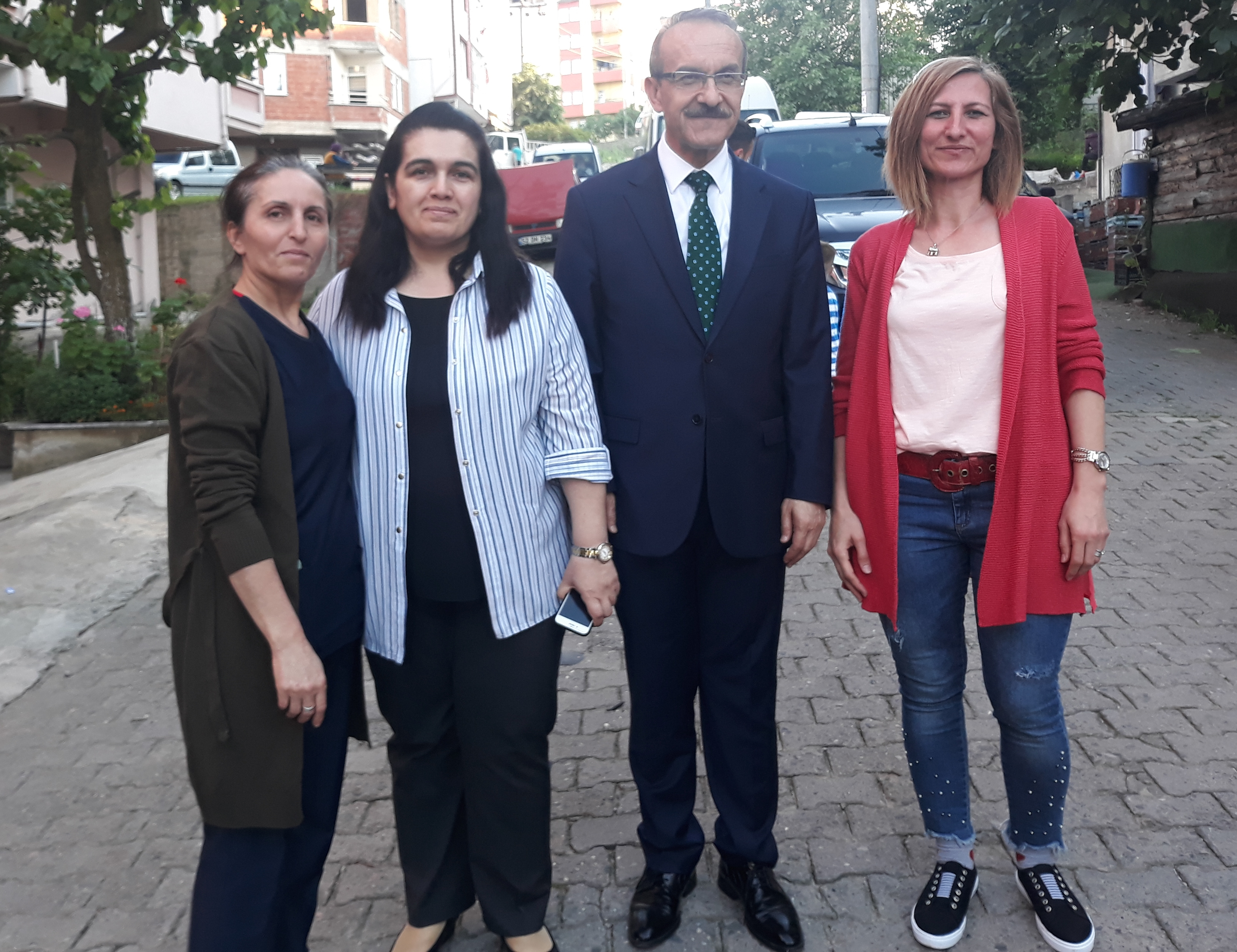 VALİ, ÇOCUKLARIN GÖNÜLLERİ FETHEDİYOR