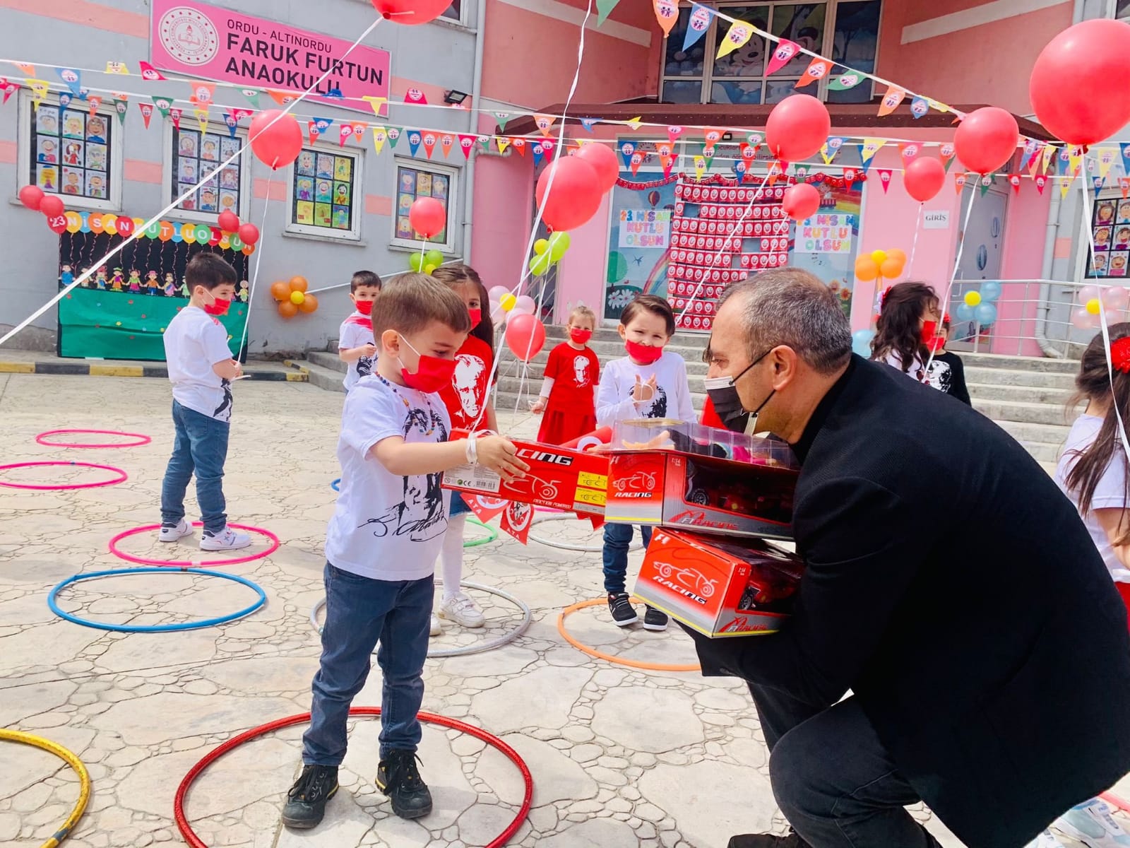 Vali Sonel, Çocuklara Bayram Sevinci Yaşattı 