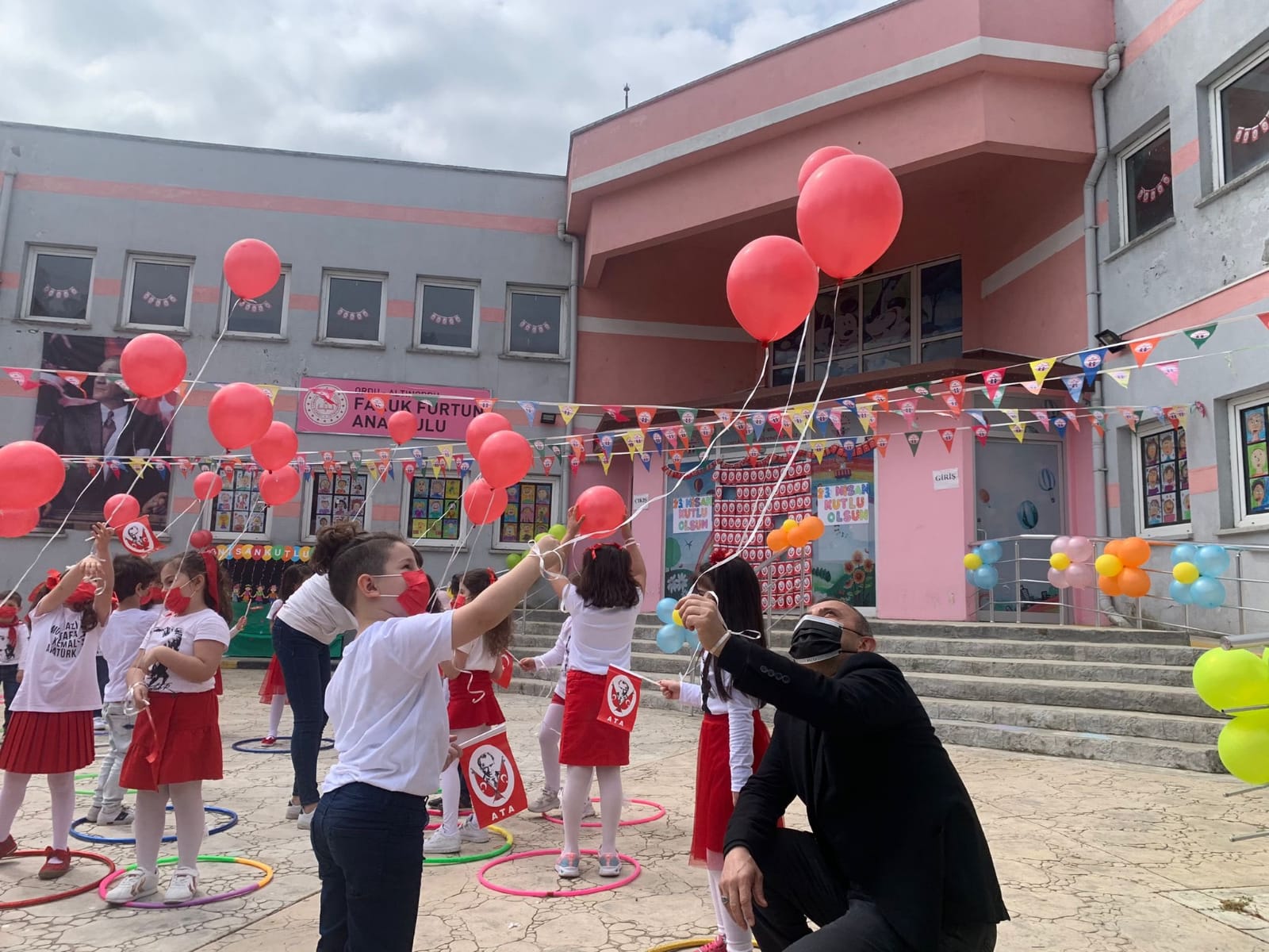 Vali Sonel, Çocuklara Bayram Sevinci Yaşattı 