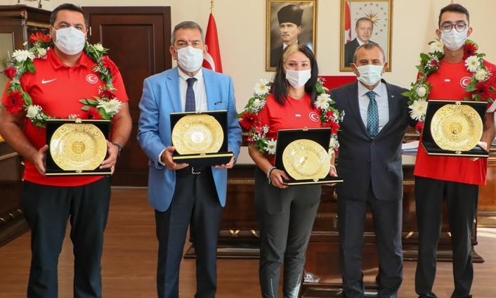 Şampiyonlar Vali Sonel'i Ziyaret Etti