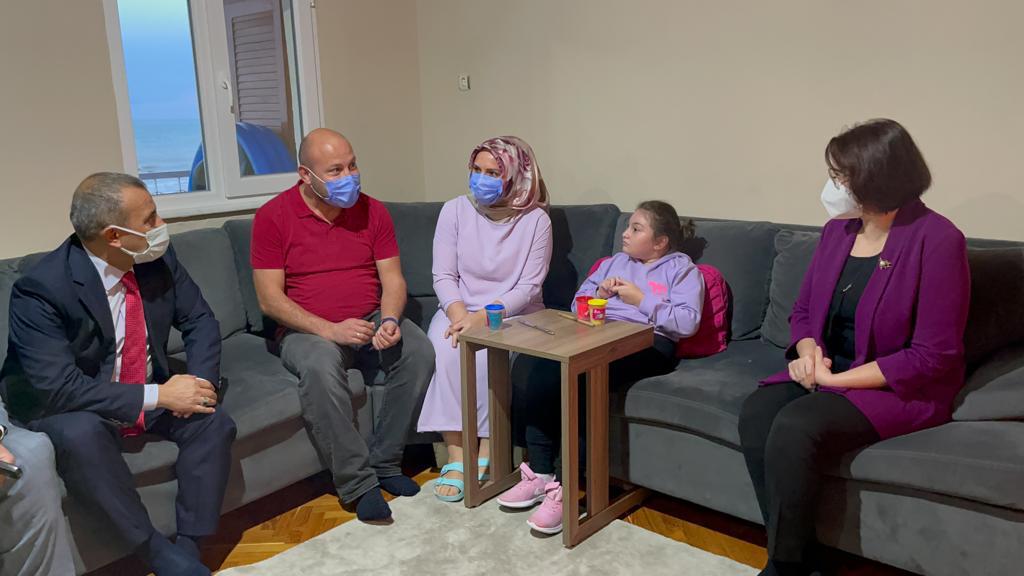 VALİ SONEL VE EŞİ EV ZİYARETLERİNİ SÜRDÜRÜYOR