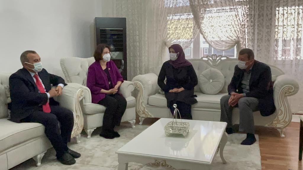 VALİ SONEL VE EŞİ EV ZİYARETLERİNİ SÜRDÜRÜYOR