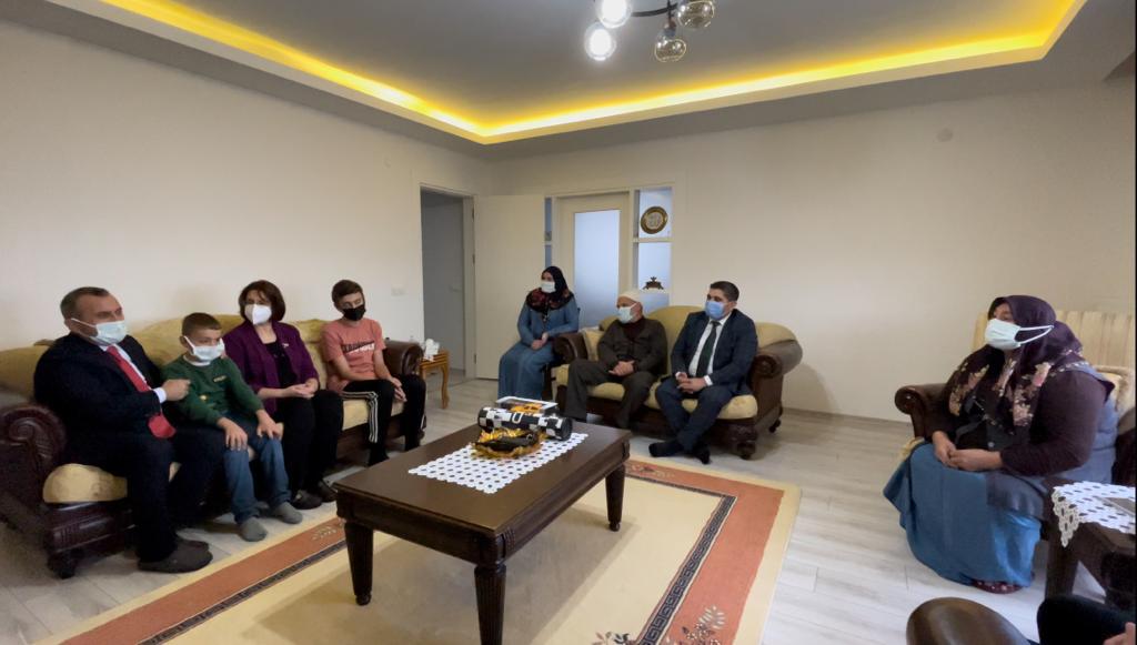 VALİ SONEL VE EŞİ EV ZİYARETLERİNİ SÜRDÜRÜYOR