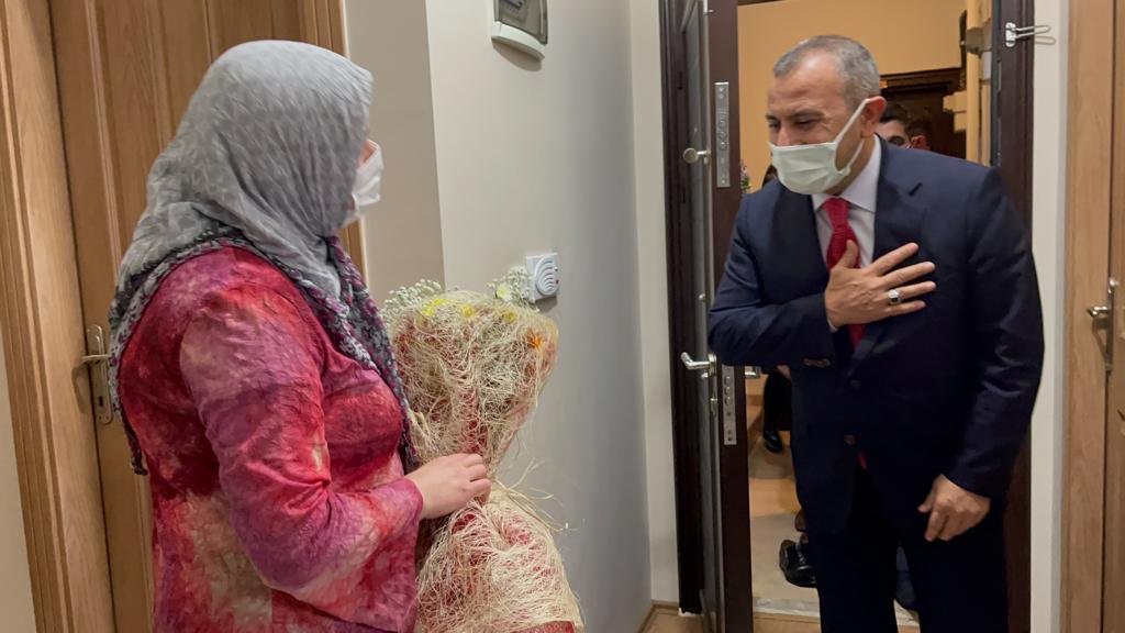 VALİ SONEL VE EŞİ EV ZİYARETLERİNİ SÜRDÜRÜYOR