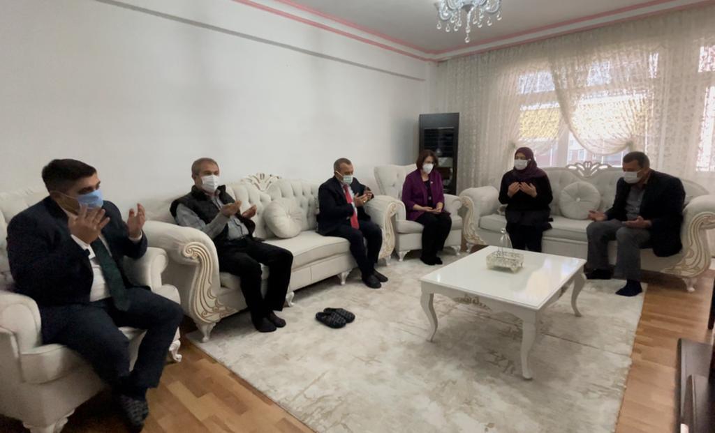 VALİ SONEL VE EŞİ EV ZİYARETLERİNİ SÜRDÜRÜYOR