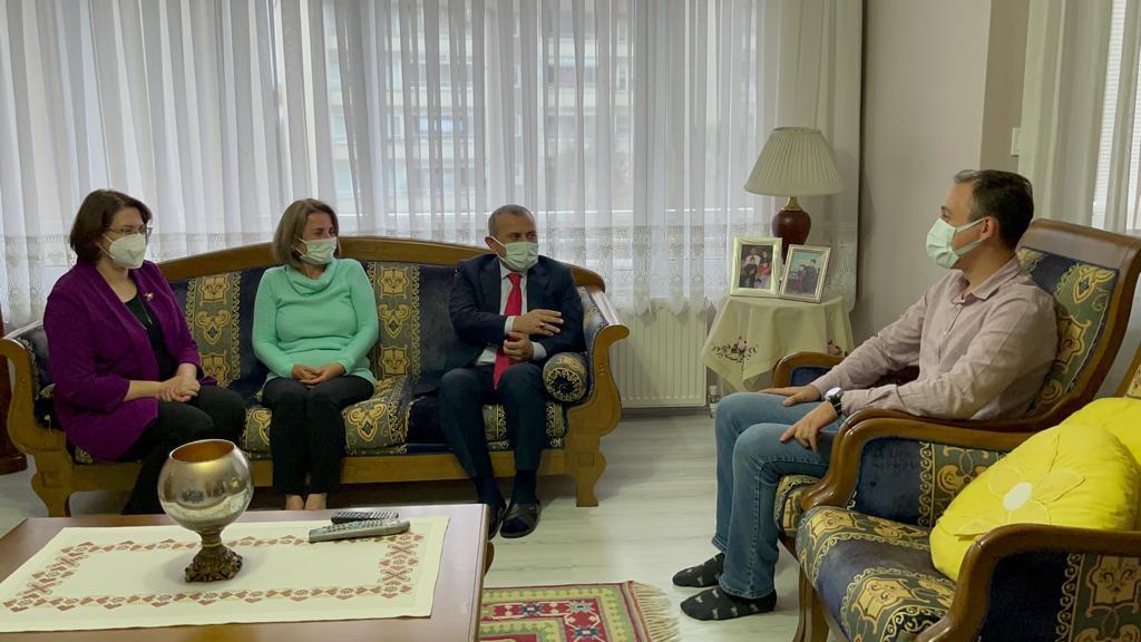 VALİ SONEL VE EŞİ EV ZİYARETLERİNİ SÜRDÜRÜYOR