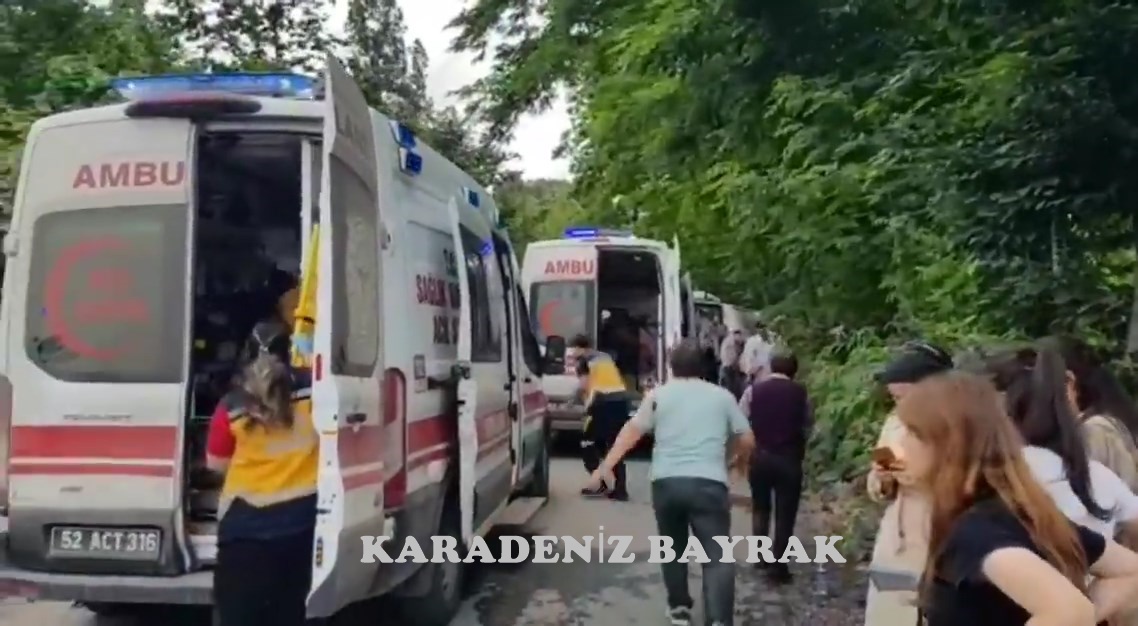 DEKANLARI TAŞIYAN ARAÇ DEVRİLDİ: 1 ÖLÜ,19 YARALI