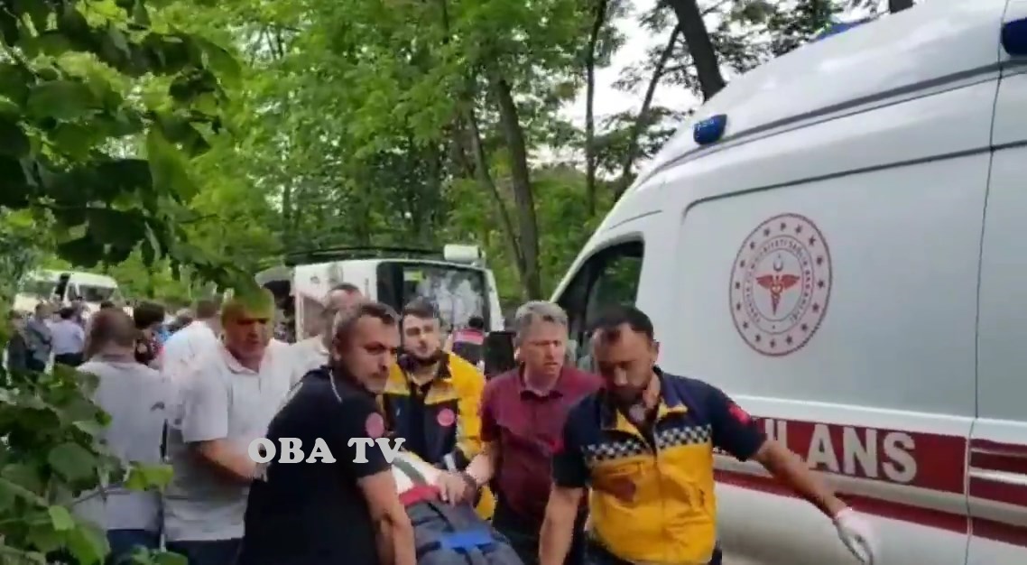 DEKANLARI TAŞIYAN ARAÇ DEVRİLDİ: 1 ÖLÜ,19 YARALI