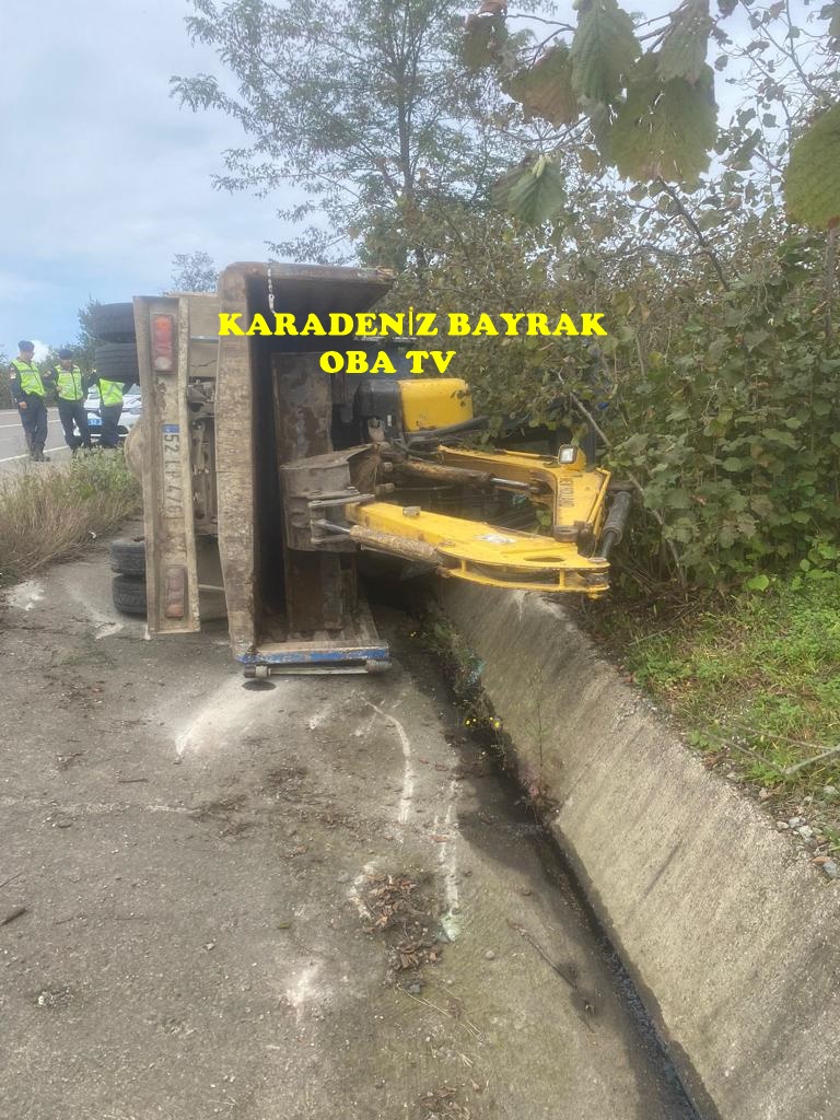 Kepçe Yüklü Kamyon Yan Yattı